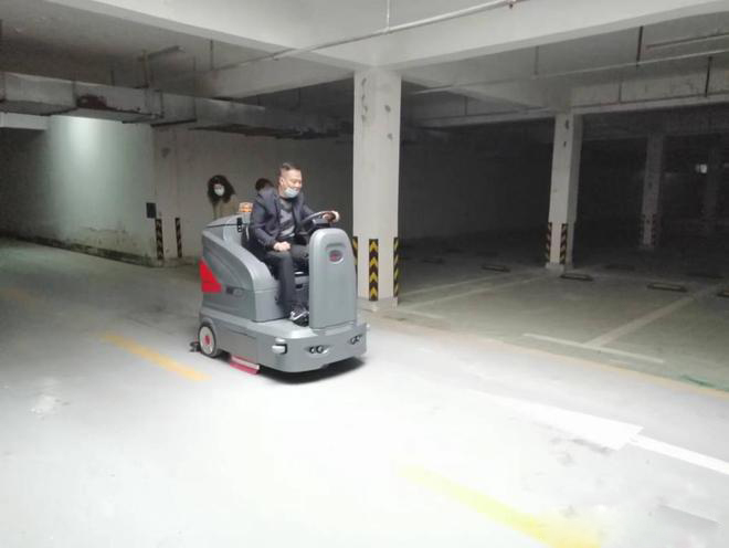 漯河小区物业保洁不用人力改用驾驶式洗地机了